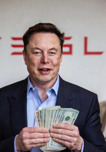 Elon Musk , simbolizando la carrera de Tesla hacia el trillón de dólares y su liderazgo en innovación tecnológica.